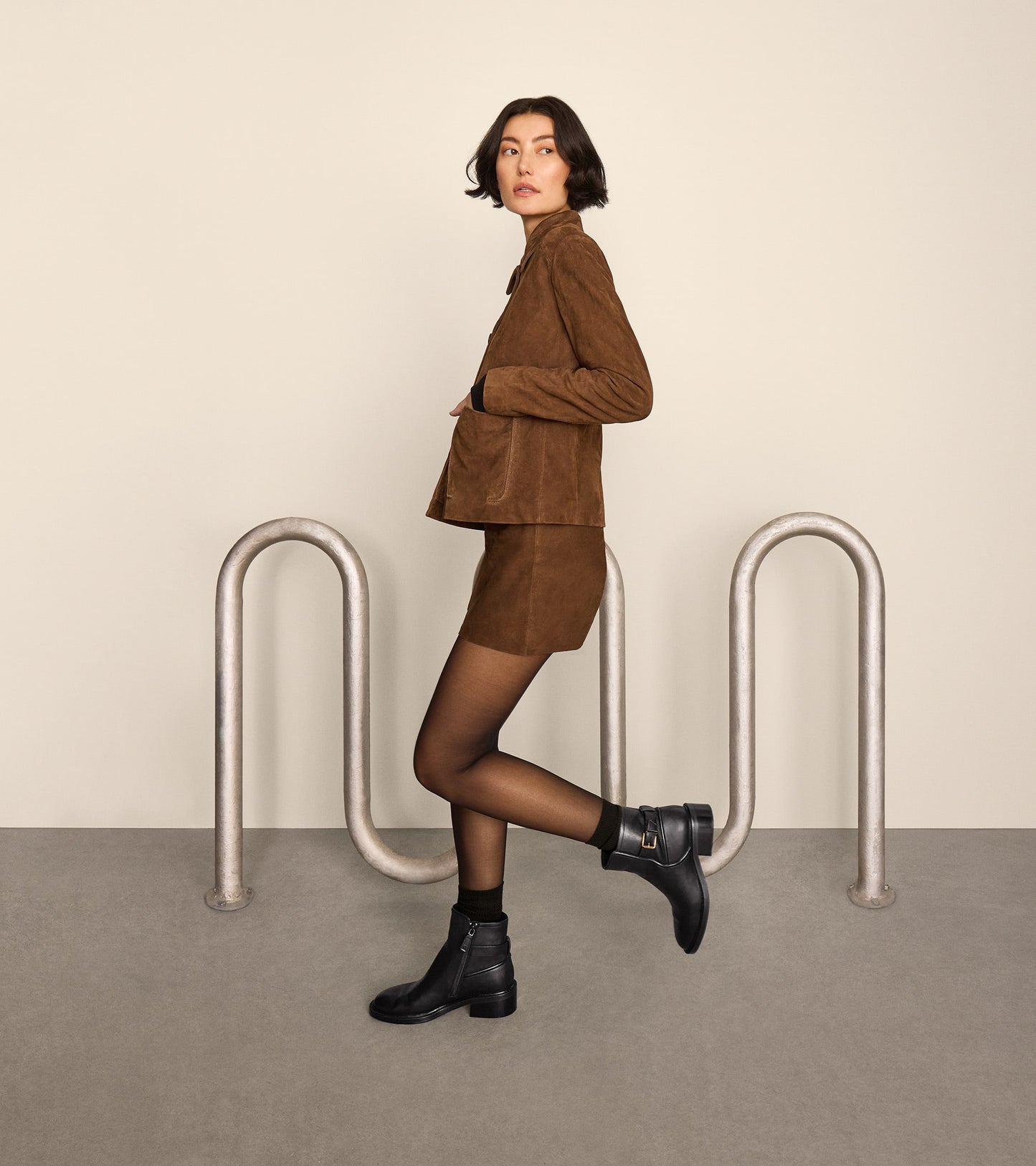 W33481:BLACK LEATHER